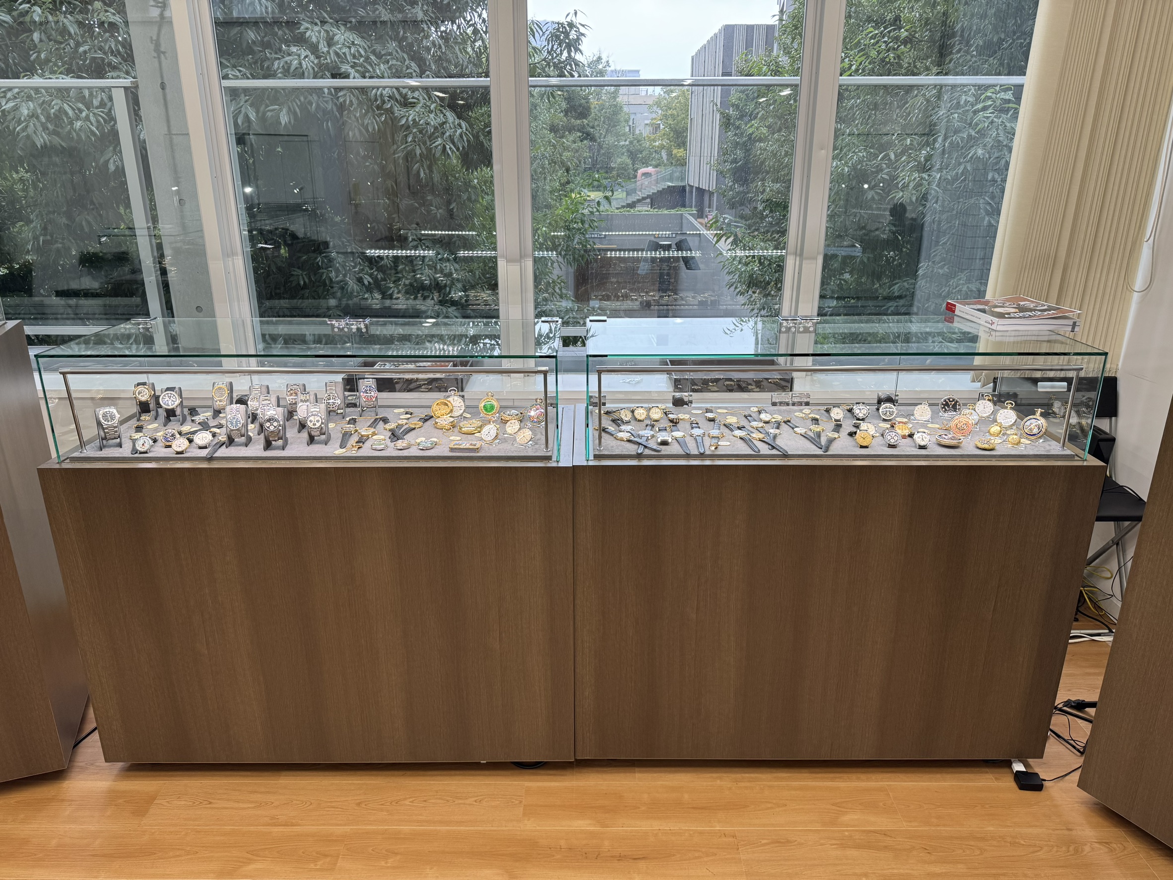 Antiquorum Tokyo Furnituredesign Display