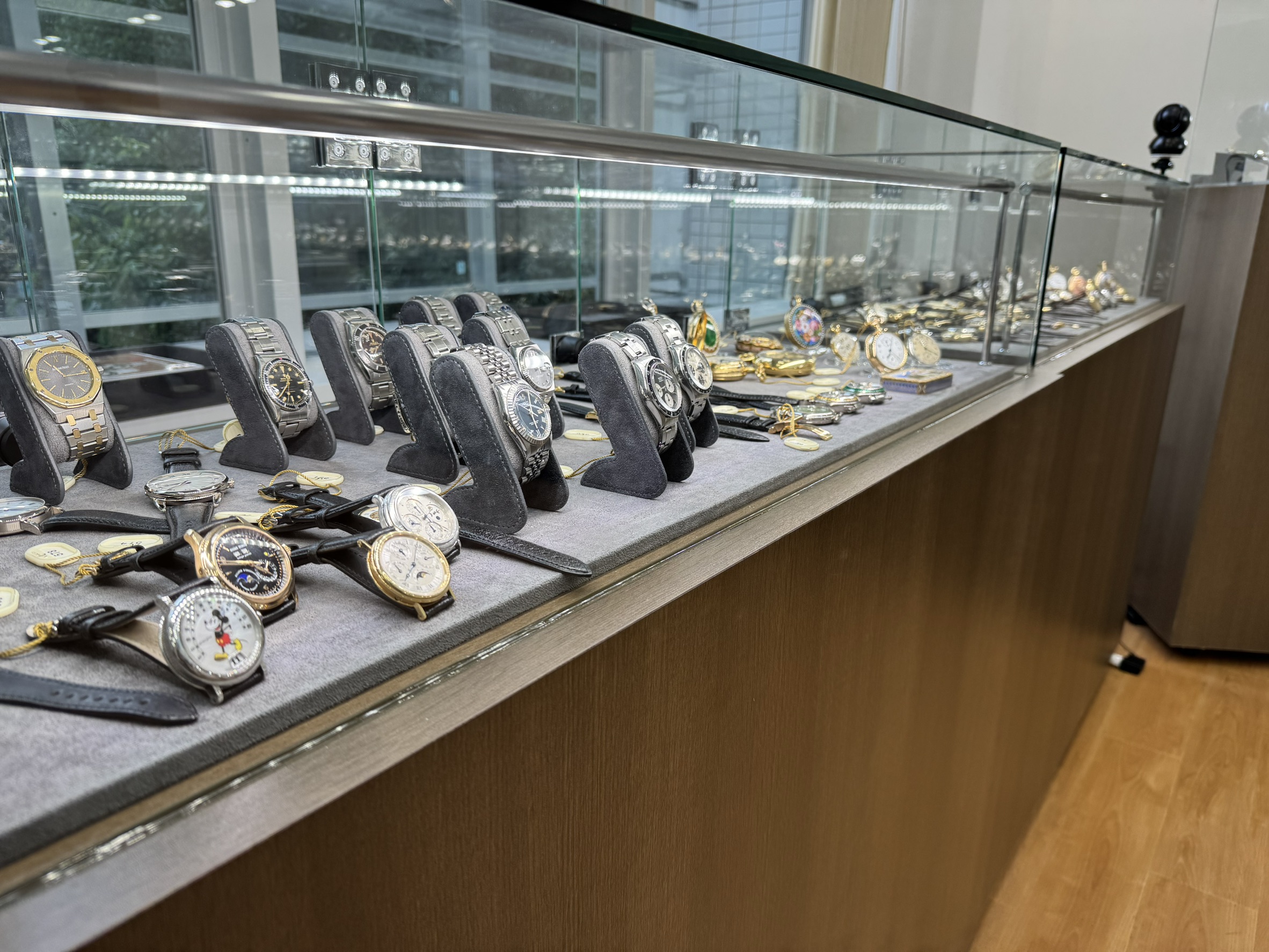 Antiquorum Tokyo Furnituredesign Display