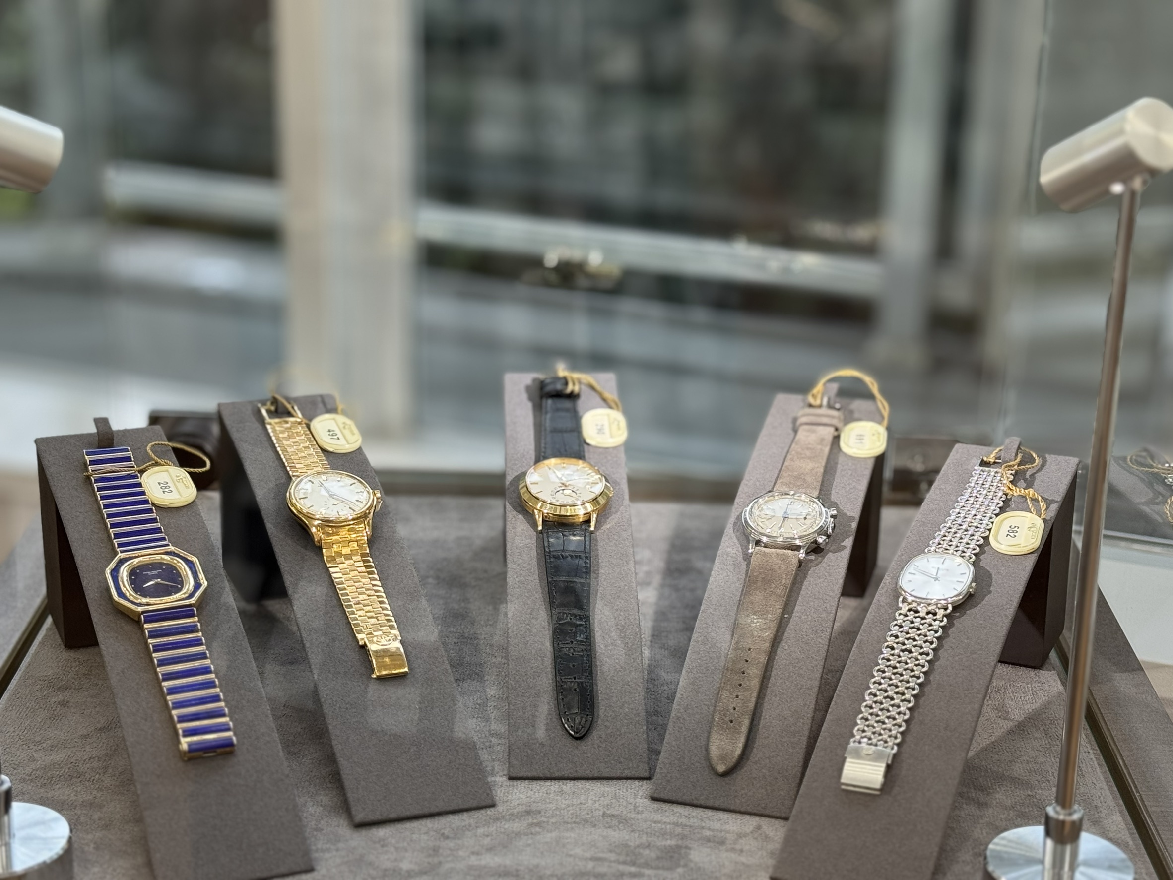 Antiquorum Tokyo Furnituredesign Display