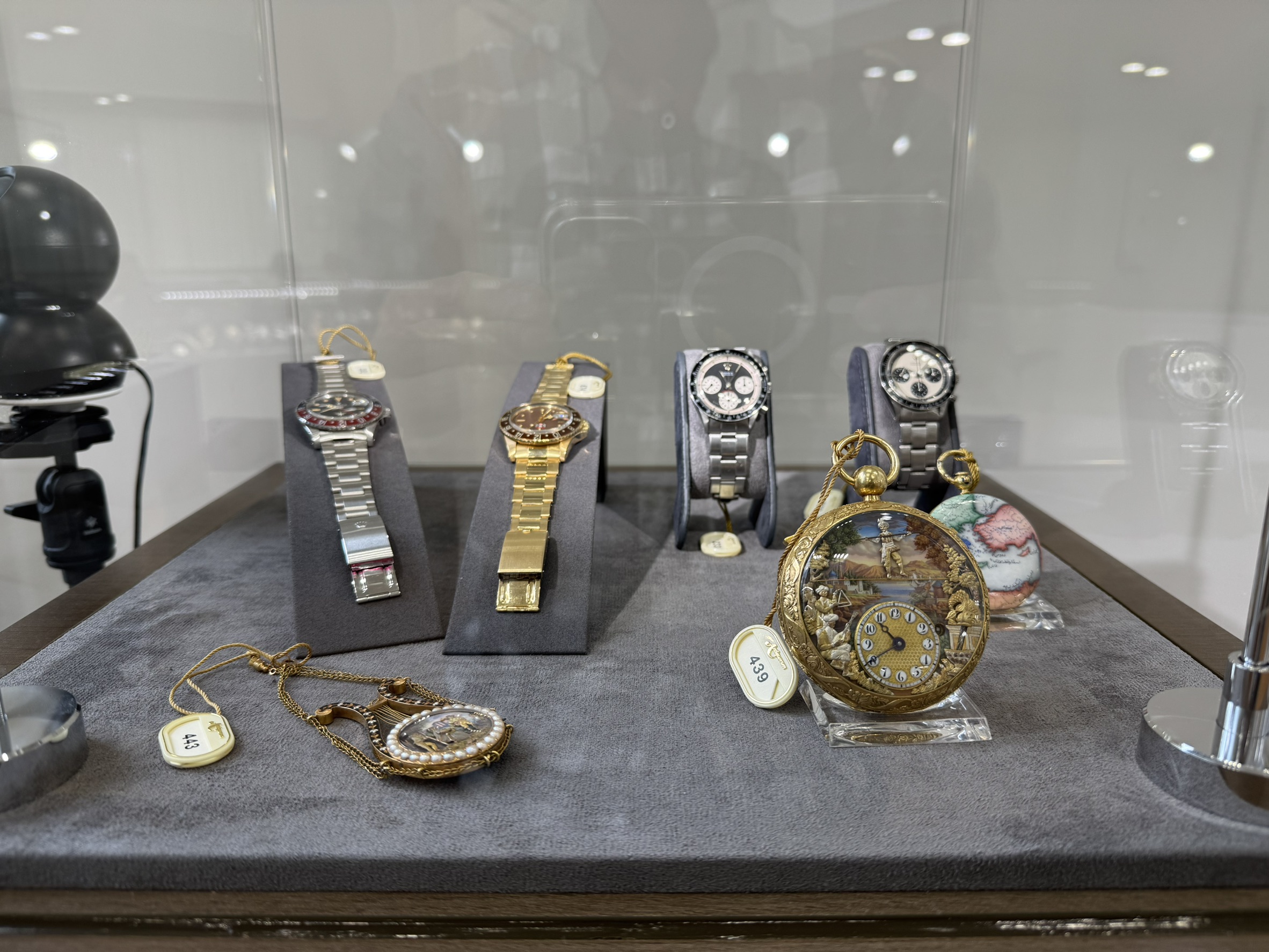 Antiquorum Tokyo Furnituredesign Display